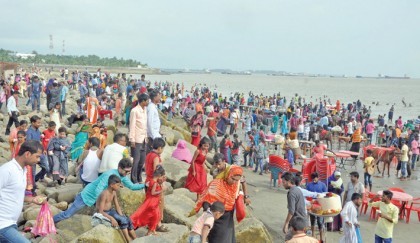 কক্সবাজারে পর্যটকের ঢল, ঠাঁই মিলছে না হোটেলে